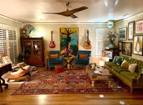 Hardwood Floor Decor Living Rooms, Retro Apartment Living Room, Indie Living Room, Maximalism Living Room, 90s Living Room, 70s Living Room, Retro Apartment, Vintage Apartment, Retro Living Rooms