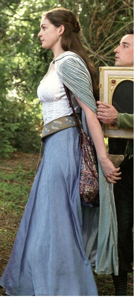 Ann Hathaway as Ella in Ella Enchanted. Ella Enchanted Dress, Lucy Pevensie Cosplay, Pride And Prejudice 2005 Costumes, Cosplay Techniques, Ella Enchanted Movie, Female Aragorn Cosplay, Fantasia Diy, Jane Cosplay Tarzan, Lucy Pevensie The Lion The Witch And The Wardrobe