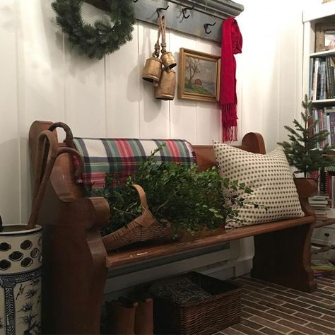 Church Bench Ideas, I Hate Winter, Pew Bench, Fantasy Cottage, Church Pews, Christmas Entryway, New Home Decor Ideas, Ideas For Bathrooms, Mudroom Decor