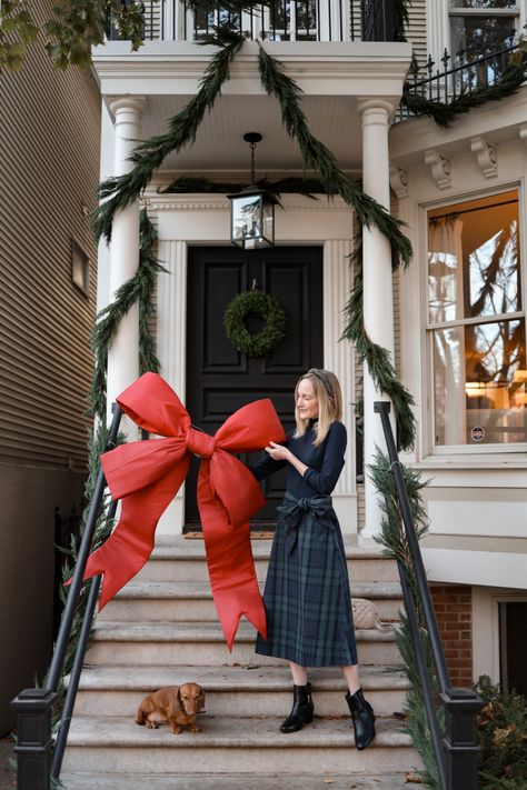 Outdoor Wreath Bows, Big Red Bows Christmas, Window Bows Christmas, Exterior Wreaths On Windows, Diy Giant Bow For House, Christmas Bow Front Door, Front Door Bows Christmas, Outdoor Bows Christmas, Christmas Front Door Bow