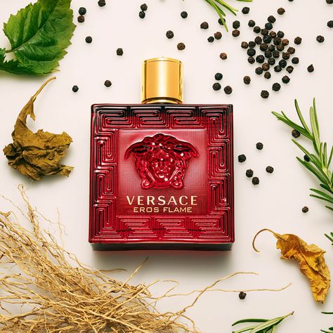 Pub Parfum, Perfume Versace, Dior Fragrance, Versace Perfume, Signature Fragrance, Spicy Fragrance, Natural Perfume, Donatella Versace, Woody Fragrance