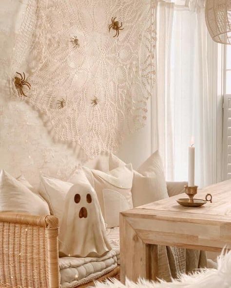 Home Halloween Decor, Seasonal Room Decor, Halloween Home Decor Ideas, Unique Rooms, Living Room Wallpaper, Halloween Bedroom, Boho Halloween, Halloween Table Runners, Fall Living Room Decor