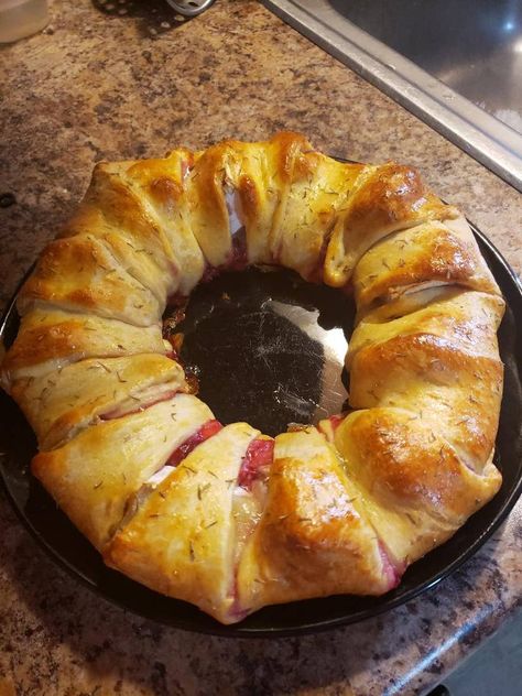 Cranberry Brie Bacon Crescent Ring, Crescent Ring Recipes Vegetarian, Brie Cranberry Appetizer Crescent Roll, Cranberry And Brie Crescent Ring, Cranberry Brie Crescent Rolls, Crescent Roll Brie Cranberry Wreath, Croissant Brie Cranberry, Crescent Brie Cranberry, Cranberry Crescent Baked Brie