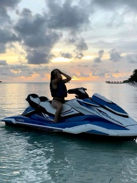 Ski Pictures, Ski Aesthetic, Vision Board Book, Vision Board Pics, Summer Picture Poses, Vision Board Images, Vision Board Photos, Vision Board Pictures, Jetski