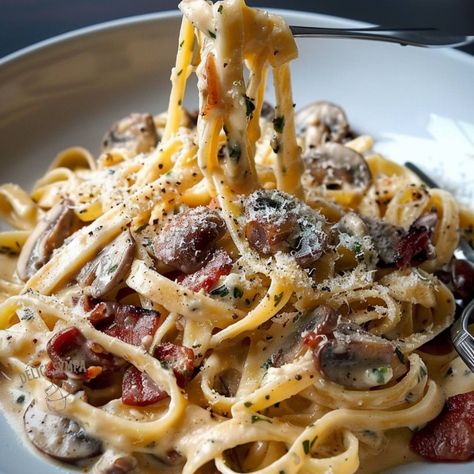 Tagliatelles à la Carbonara aux Champignons à l'Ancienne : Un Classique Réinventé ! Découvrez notre délicieuse recette de tagliatelles à la carbonara aux champignons à l'ancienne. Ce plat crémeux et savoureux est parfait pour un dîner réconfortant et facile à préparer. Laissez-vous séduire par l'alliance parfaite des champignons et de la sauce carbonara. Ingrédients : - 400 g de tagliatelles - 200 g de champignons de Paris, tranchés - 2 gousses d'ail, émincées - 200 ml de crème fraîche épai... Campbells Carbonara, Linguine Carbonara Bacon, Original Carbonara Recipe, Tagliatelle Carbonara, Carbonara With Guanciale, Ken’s Caesar Linguine Carbonara, Pesto, Food Art, Diner