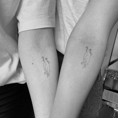 Fine line holding hands matching tattoo for sisters. Matching Tattoos Family, Matching Tattoos Sister, Tattoo For Sisters, Matching Family Tattoos, Matching Tattoos For Siblings, Matching Friend Tattoos, Matching Sister Tattoos, Sibling Tattoos, Friendship Tattoos