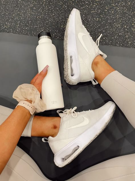 Workout Neutral Aesthetic, Cute Workout Shoes Nike, Beige Health Aesthetic, Cream Workout Aesthetic, Beige Aesthetic Workout, Neutral Health Aesthetic, Gym Neutral Aesthetic, Gym Shoes For Women 2023, Beige Pilates Aesthetic