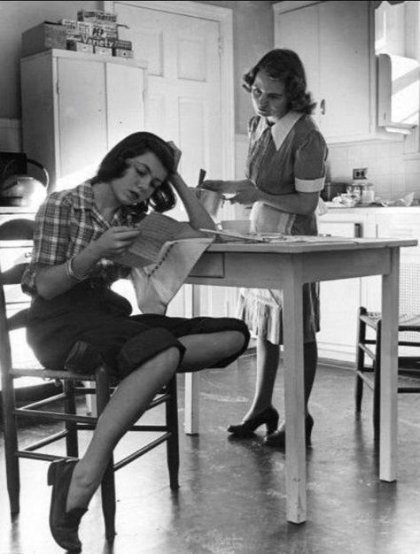 1945 Kitchen, 1940s Photography, Story Clothes, Nina Leen, 50s Photos, People Reading, Dress Skirts, White Clothing, Vintage Lifestyle