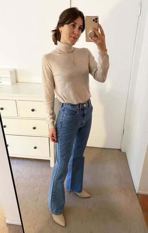 Best Flare Jeans, Flare Outfit, Popular Jeans, Flare Jeans Outfit, Black Flare Jeans, Jeans Trend, Statement Blouse, Flattering Jeans, Winter Jeans