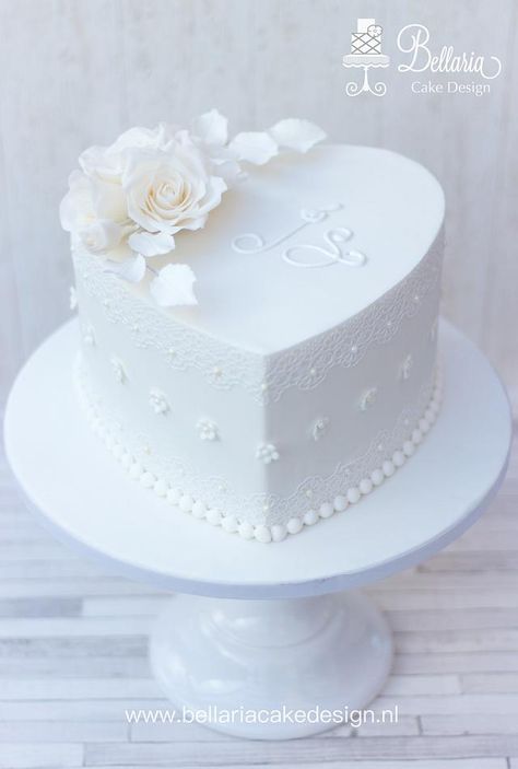 Small White Wedding Cake, Heart Shaped Wedding Cakes, Heart Cake Design, Heart Wedding Cakes, Pretty Wedding Cakes, Wedding Anniversary Cakes, Fondant Wedding Cakes, Small Wedding Cakes, Wedding Cake Recipe