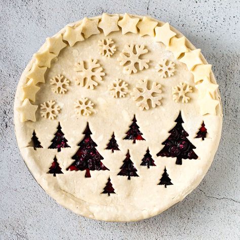 Looking for some seasonal inspiration to highlight your dessert table at Christmas? This list has over 34 recipes for Christmas pies ranging from classics to recipes that are a bit more unique. You'll be sure to find a little something for everyone! Cranberry Pie Recipes, Pie Crust Art, Lattice Crust, Orange And Cinnamon, Pie Crust Designs, Pie Decoration, Cranberry Pie, Pies Art, Christmas Pie