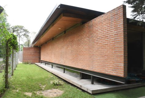 Brick And Concrete, Black Brick Wall, Rayong, Facade Architecture Design, Minimal Architecture, Cafe Shop Design, Split Level House, Architectural Design House Plans, Minimal House Design