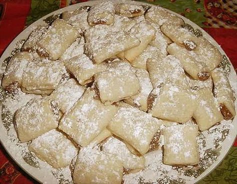 Yummy Kolache Recipes: Nut, Fruit, and Cream Cheese Filling. These will be on my Christmas Cookie List. Kolache Recipe, Vanilla Filling, Chocolate Cinnamon, Sweet Cherries, Cookies Ingredients, Cookies Recipes Christmas, Dough Recipe, Tips And Advice, Fruit Flavored