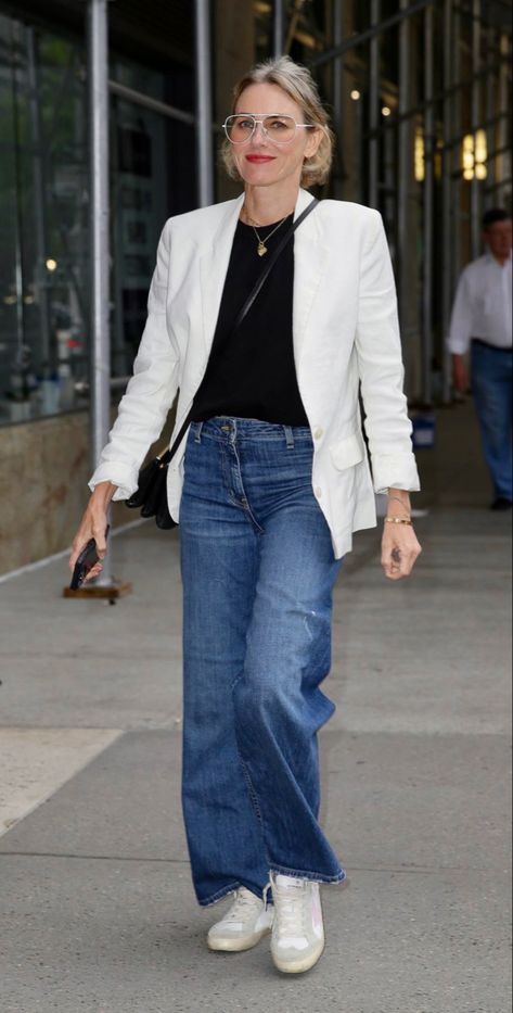 Blazer Bianco Outfit, 2023 Celebrity Street Style, White Blazer Outfit Casual Street Styles, White Blazer Street Style, Naomi Watts Street Style, Naomi Watts Style, Advanced Style Boho, Michelle Williams Style, Street Style 2023