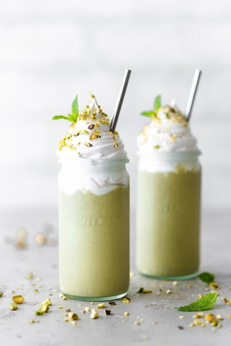 Receita PISTACHIO MATCHA FRAPPÉS Pistachio Matcha Latte, Pistachio Frappe, Pistachio Cappuccino, Pistachio Frappuccino, Pistachio Shake, Iced Pistachio Latte, Pistachio Milkshake, Starbucks Frappe Recipe, Pistachio Tea