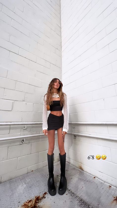 Summer Night Out Outfit Aesthetic, Mini Skirt Bar Outfit, Crssd Festival Outfit San Diego, Club Rave Outfit, Festival Inspo 2024, Festival Outfit Techno, Dance Concert Outfit, Music Festival Outfit Ideas Summer, John Summit Concert Outfit