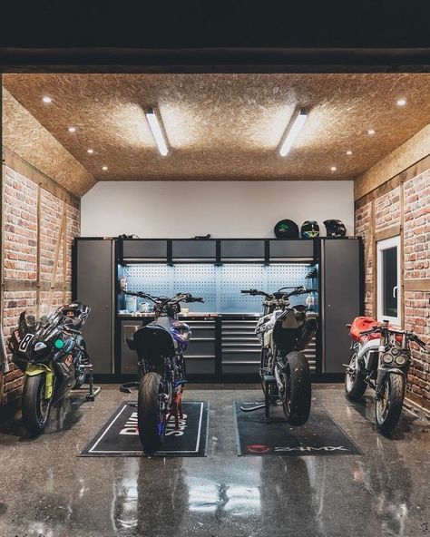 Man Garage, Garage Design Interior, Garage Loft, Cool Garages, Garage Style, Luxury Garage, Garage Remodel, Mechanic Garage, Motorcycle Garage