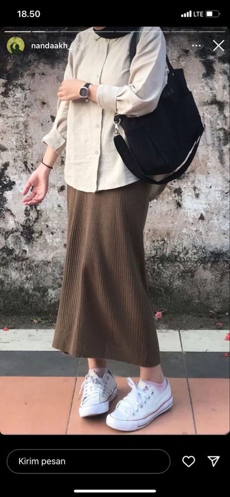 #inspirasiootdberhijab #remajamuslimah #hijabmagazine #stylehijab #selebgramhijab #selebgramindonesia #ootdhijabnusantara #dailyhijabindo #mirrorselfie #ootdhijabstyle Ootd Kampus Hijab Simple, Ootd Ke Kampus Hijab, Ootd Ngampus Hijab, Casual Hijab Outfit Simple, Outfit Kampus Hijab, Outfit Hijab Casual Simple, Outfit Ngampus Hijab, Outfit Hijab Casual Rok, Skirt Outfits Hijab