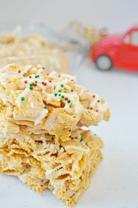 Chex Mix Christmas Treats Chex Cereal Recipes, Chex Bars, Salty Chex Mix, Cute Christmas Desserts, Chex Mix Christmas, Cheese Ball Bites, Easy Dessert Recipes Christmas, Christmas Recipes For Kids, Chocolate Chex