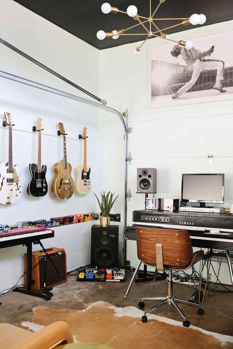 guitar room Guitar Studio Room Ideas, Bedroom Guitar Setup, Office Guitar Room, Home Office Guitar Room, Guitar Room Man Cave, Guitar Apartment, Home Studio Guitar Music Rooms, Room Aesthetic Grunge, Guitar Room Decor