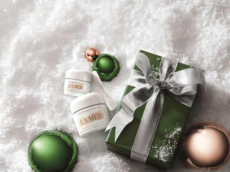 La Mer Holiday 2015 Collections Snowy Product Photography, Christmas Skincare Product Photography, Xmas Product Shoot, Winter Skincare Photography, Skincare Holiday Campaign, Christmas Skincare Campaign, Skincare Christmas Photography, Winter Product Photography Ideas, Holiday Skincare Photography