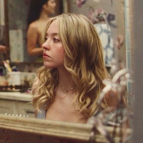 sydney sweeney as cassie howard euphoria s2 e2 Cassie Astethic, Euphoria Pfp Cassie, Cassy From Euphoria, Cassie Howard Pfp, Euphoria Cassie Aesthetic, Cassie Euphoria Pfp, Cassie Aesthetic Euphoria, Cassie Euphoria Hair, Cassie Howard Crying