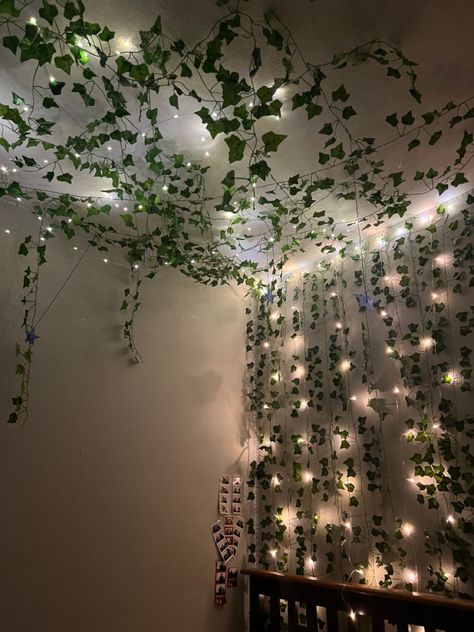 Dim Fairy Lights, Fairy Lights Celling, Ivy Garland Decor Ideas, Plants On Ceiling Bedroom, Fairy Lights Behind Tv, Fairy Lights On Ceiling Bedroom, Fairy Lights Bathroom, Vines In Corner Of Room, Fair Lights