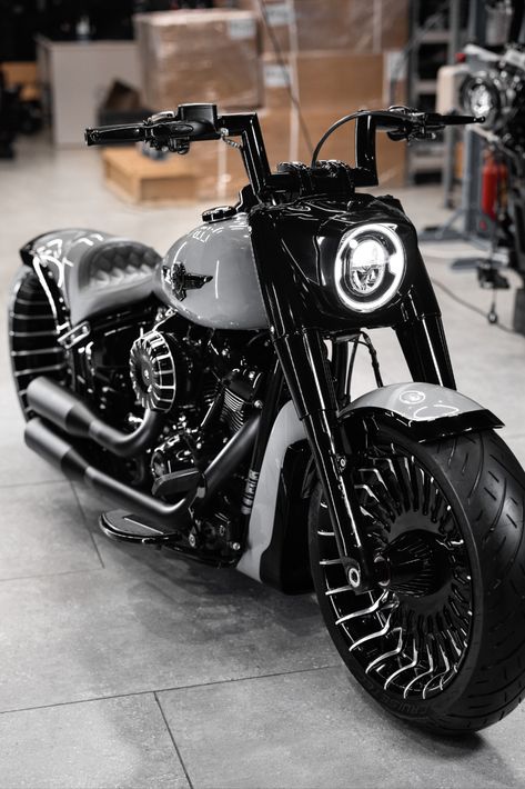 Harley custom Fat Boy ‘Fat Box V’ by Box39 Harley Davidson Fatboy Custom, Moto Ninja, Мотоциклы Harley Davidson, Harley Fatboy, Motorcycle Custom, Custom Motorcycles Harley, Harley Davidson Wallpaper, Мотоциклы Cafe Racers, Custom Street Bikes