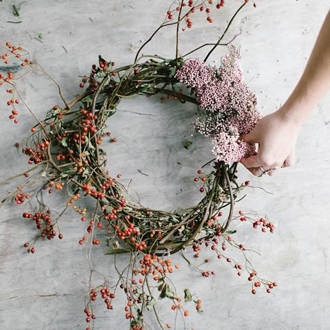 Flower Christmas Wreath, Dried Flower Christmas, Flower Magazine, Dried Floral Wreaths, Dried Flowers Diy, Make Your Own Wreath, California Christmas, Dried Wreath, Flower Christmas