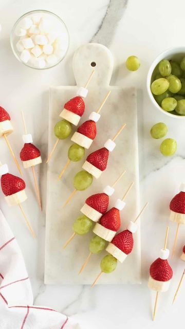 Christmas Skewers, Grinch Fruit, Christmas High Tea, Christmas Hostess Gifts, Banana Slices, Green Grape, Fruit Skewers, Christmas Fruit, Bamboo Skewers