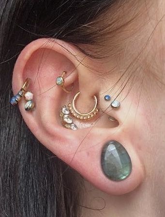 Stretched Ear Inspiration, Piercing Ideas With Gauges, Ear Styling With Gauges, Ear Piercing Ideas With Stretched Ears, Gauged Ears Aesthetic, 00 Stretched Ears, Small Stretched Ears Aesthetic, Guages With Earring, Ear Stretching Aesthetic