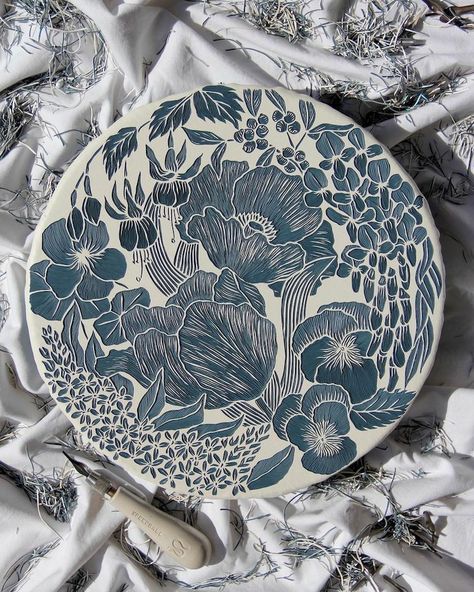 Intaglio Printmaking, Animals And Plants, Lino Art, Textile Prints Design, Linocut Art, Keramik Design, Blue Pottery, Carving Designs, Carved Designs