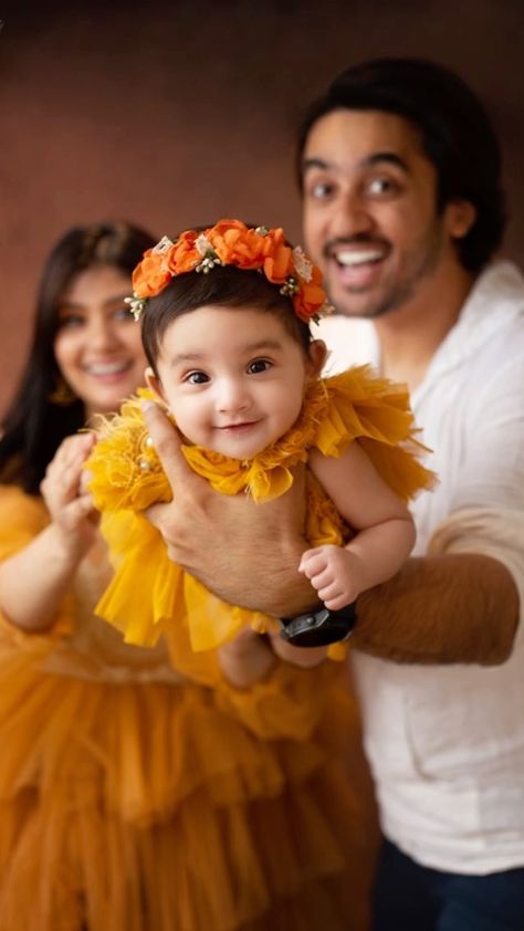 1st Birthday Poses With Parents, 1st Birthday Photoshoot Indian, Photoshoot With Baby Ideas, Baby Shoot 6 Months, Annprashan Baby Photo Shoot, Rice Ceremony Photoshoot, Naming Ceremony Poses, Baby Photoshoot Ideas With Parents, Annaprashan Photoshoot