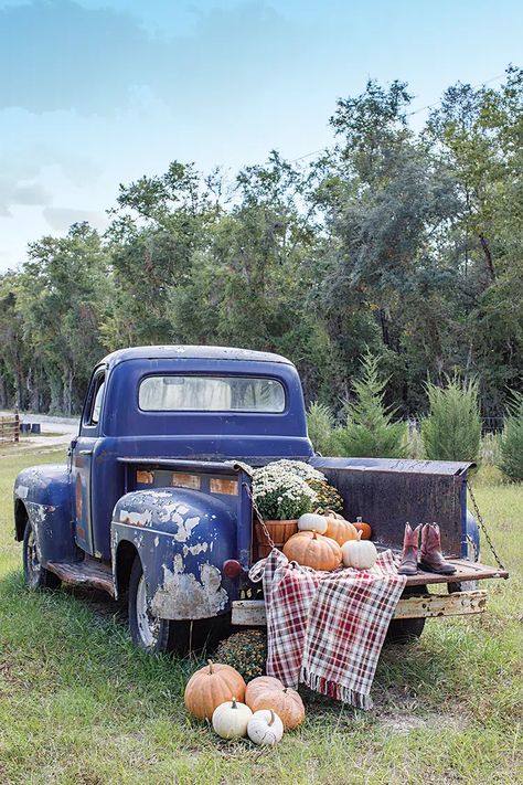 A Florida Home Decorated for Fall with Vintage and Natural Touches - American Farmhouse Style Market Decor, American Farmhouse Style, Flea Market Decorating, American Farmhouse, Vintage Truck, Florida Home, Flea Market, Farmhouse Style, Patina