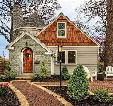 Cedar Roof Exterior Colors, Cedar Shingle Siding, Cottage House Exterior, Cedar Shake Siding, Shingle House, Cedar Shake, Lake Houses Exterior, Exterior House Color, Shingle Siding