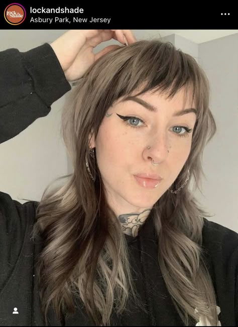 Dark Grunge Hair, Black With Blonde Bangs, Short Dark Blonde Hair With Bangs, Edgy Natural Hair Color, Brown With Blonde Bangs, Edgy Balayage, Soft Alt Hair, Alt Hair Bangs, Baby Bangs Shag