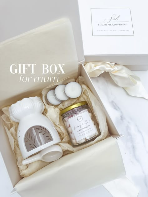 Discover pure luxury with our "GIFTS FOR MUM" White Ceramic Oil Burner Gift Box! This elegant set includes a pristine white ceramic oil burner and irresistible Luxury Oud Scent Wax Melts, designed for relaxation and tranquility. Perfect for Mother's Day or any special occasion, this gift is sure to impress. Treat your mom to a sensory escape and shop our "GIFTS FOR MUM" White Ceramic Oil Burner Gift Box today! Wax Melt Gift Box Ideas, Candle Gift Box Ideas, Ceramic Oil Burner, Jar Packaging, Candle Crafts Diy, Candle Gift Box, Candle Branding, Candle Craft, Candle Packaging