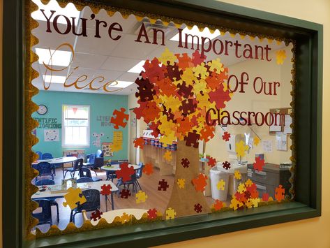 A fun fall window/ bulletin board design telling students "You're an important PIECE of our classroom!" October Classroom Window Ideas, Window Bulletin Board, Classroom Window Decorations, Autumn Window Display, October Classroom, Classroom Window, Window Decorating, Fall Windows, Bulletin Board Design