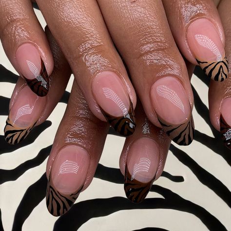 Zebra Nail Designs, Zebra Nail Art, Zebra Print Nails, Zebra Nails, Art Deco Nails, Minimalist Nail Art, Christmas Gel Nails, Brown Tone, Cute Gel Nails