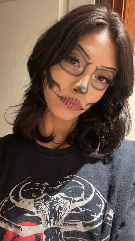 Minimal Skull Makeup, Dead Cowgirl Makeup, Mexican Skeleton Makeup, Skeleton Face Paint Easy, Skeleton Face Painting, Skeleton Makeup Diy, Easy Skeleton Makeup, Cowgirl Makeup, Halloween Skeleton Makeup