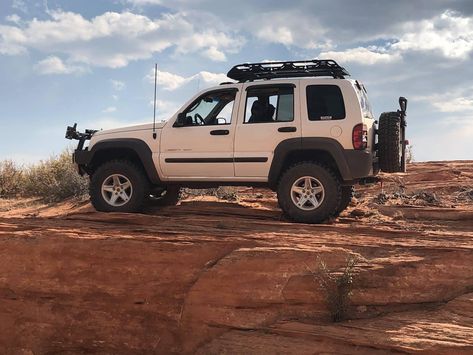 Jeep Liberty Interior Ideas, Lifted Jeep Liberty, Jeep Liberty Lifted, Jeep Liberty Sport, Dragon Nest, Car Things, Jeep Ideas, Off Roaders, Lifted Jeep