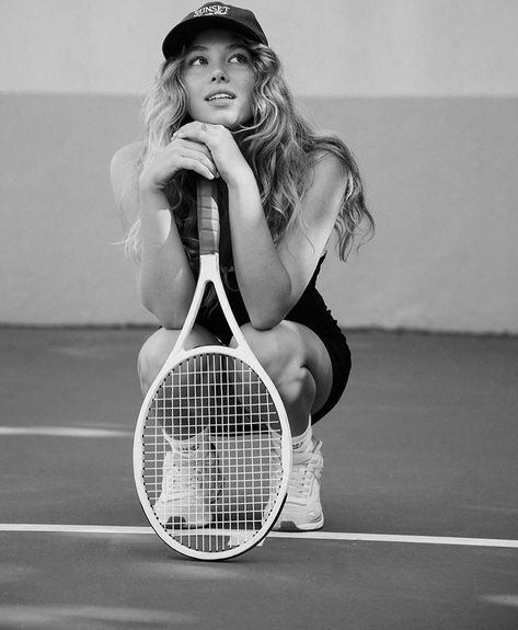 Tennis Court Aesthetic Photoshoot, Vintage Tennis Photoshoot, Sport Photography Ideas, Tennis Poses Photo Ideas, Tennis Instagram Pictures, Tenis Photoshoot, Tennis Photoshoot Ideas, Tennis Pose, Tennis Poses