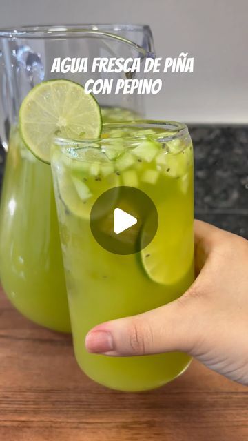 Adylene Familia on Instagram: "Agua fresca de piña con pepino #parati #reels #recetas #mexicanfood" Fresca Recipes, Agua Fresca Recipe, Healthy Juice Drinks, Pomegranate Salad, Mexican Drinks, Easy Drink Recipes, Deli Food, Boozy Drinks, Agua Fresca