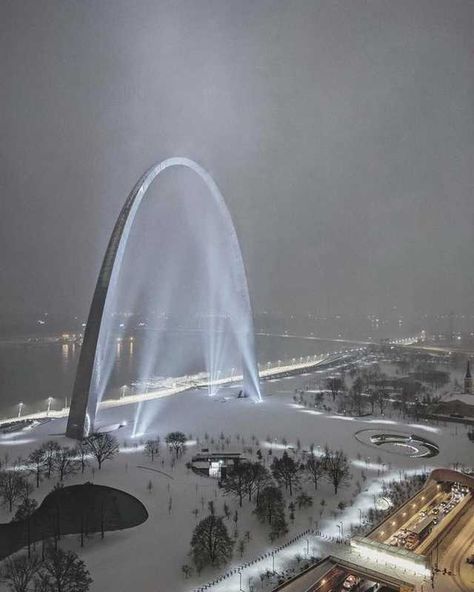 The Gateway Arch in St. Louis, Missouri during the recent snowstorm. - Imgur Stl Arch, Arch St Louis, Saint Louis Arch, The Gateway Arch, Lombard Street, Gateway Arch, Alesund, Living Modern, St Louis Missouri