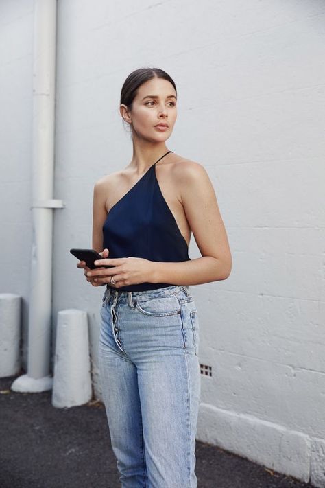 A Summer Staple Street Style Jeans, Nyc Street Style, Denim On Denim, Outfit Jeans, Street Style Trends, Mode Inspo, Asymmetrical Tops, Inspired Outfits, 가을 패션