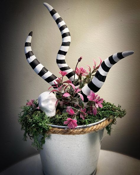 Beetlejuice Flower Arrangement, Tim Burton Home Decor, Beetlejuice Flowers, Beetlejuice Bouquet, Fae Crafts, Beetlejuice Christmas, Beetlejuice Room, Tim Burton Decor, Tim Burton Party