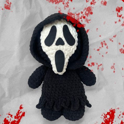 Scream Movie Crochet, Penny Wise Crochet Pattern, Ghost Face Amigurumi, Crochet Ghost Face Pattern, Scream Crochet Pattern Free, Crochet Projects Anime, Crochet Scream Doll, Crochet Horror Characters, Crochet Ghostface Pattern Free