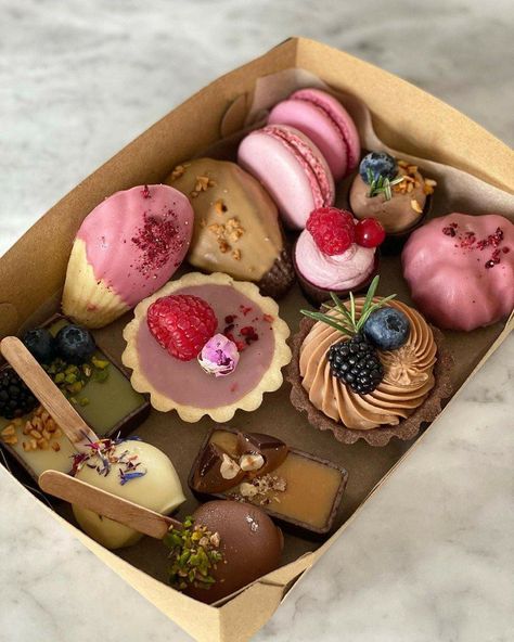 Dessert Boxes, Pop Cupcakes, Vintage Dessert, Simple Birthday Cake, Cake Shop, Cute Desserts, Cafe Food, Pretty Food, Food Lover