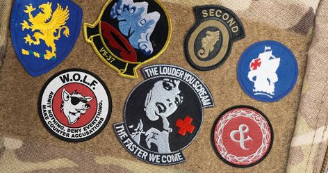 These are the best and most absurd US military unit patches Fort Hood, Army Patches, Army Infantry, Military Patches, Peter Griffin, Warrant Officer, Military Units, Military Patch, Morale Patch