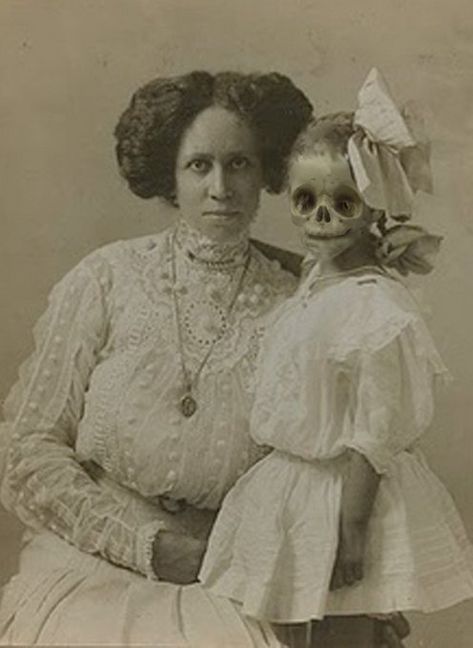 c9a24aed88abcbf0cedab38f28438f20b | Halloween Forum Imprimibles Halloween, Halloween Forum, Vintage Children Photos, Creepy Vintage, Creepy Photos, Altered Photo, Creepy Pictures, Post Mortem, Straw Hats